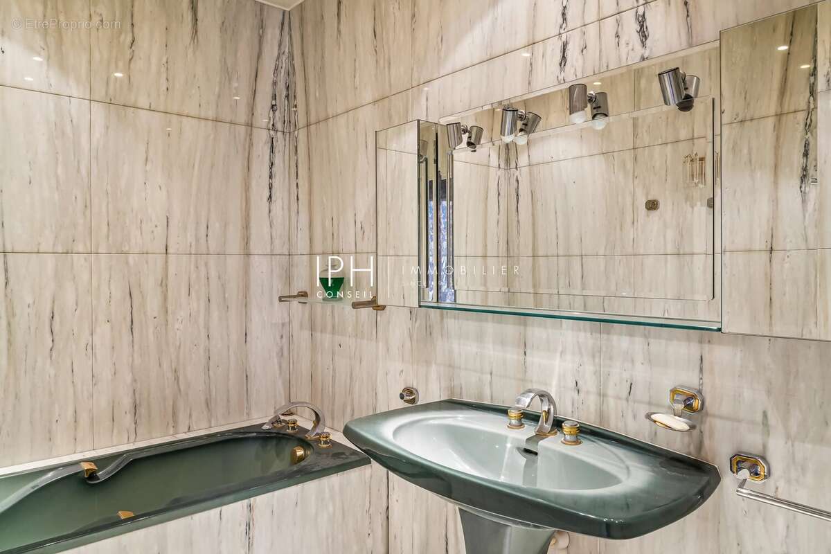 Appartement à NEUILLY-SUR-SEINE