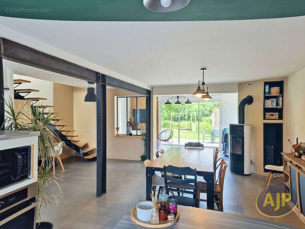 Maison à MONTAIGU