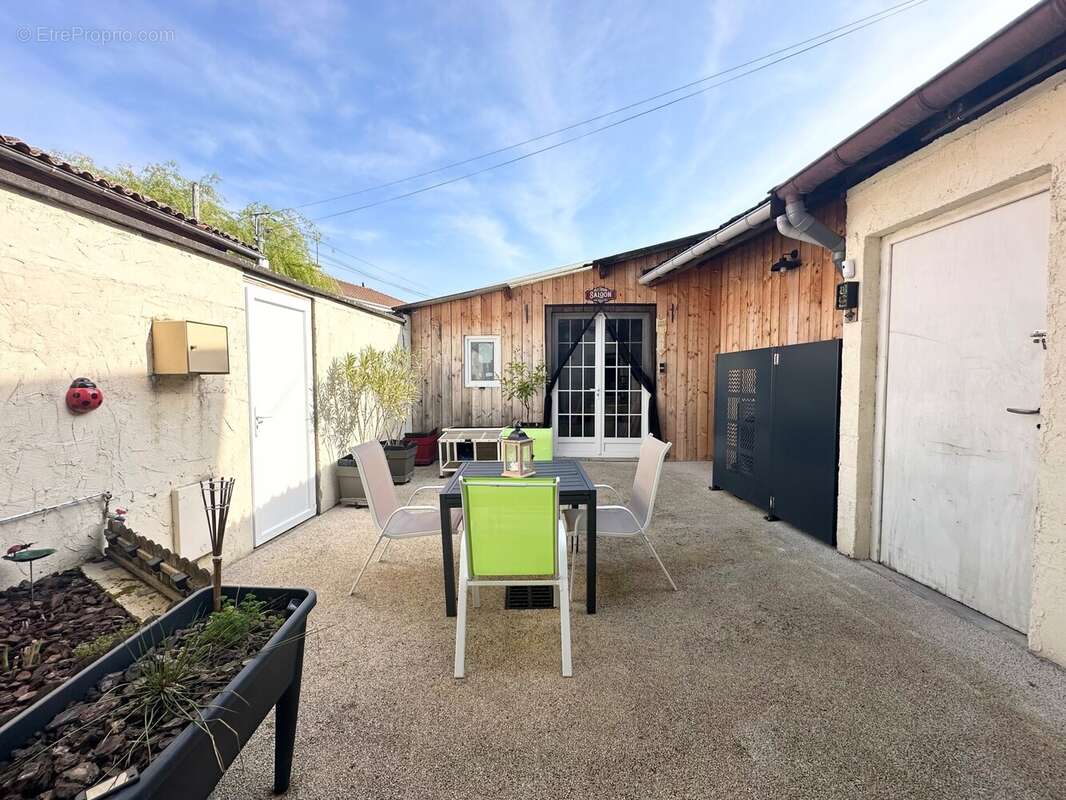 Cour intérieure de 33 m² - Maison à BAGE-LE-CHATEL