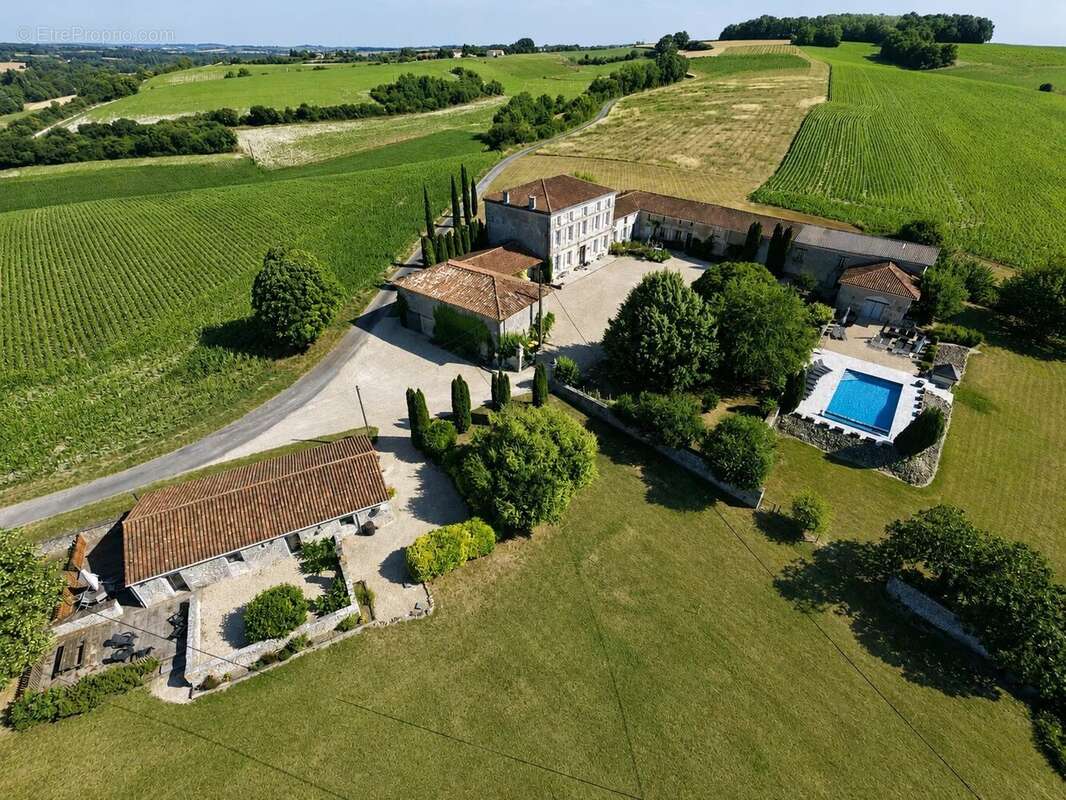 Manoir et domaine exceptionnels situés sur un terrain de 2.8 hectares - photo 25