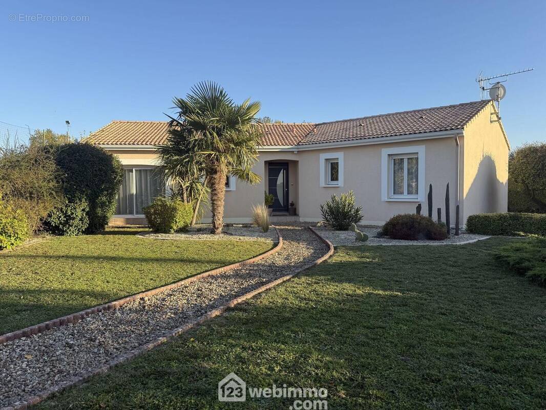 Maison de plain-pied, 103 m2 habitables, sur terrain de 1092 m2. - Maison à LE ROCHEREAU