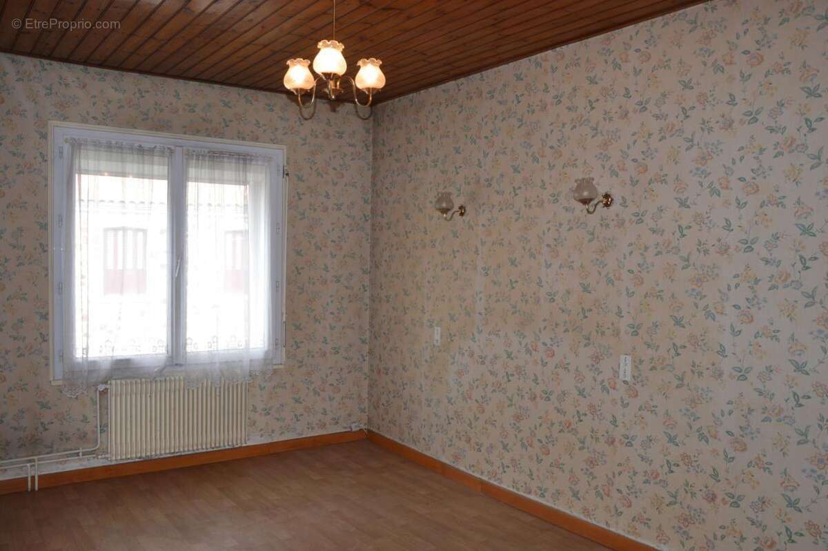 Maison à BEAULIEU-SOUS-LA-ROCHE