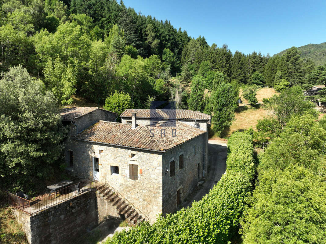 Maison à SAINT-SAUVEUR-DE-MONTAGUT