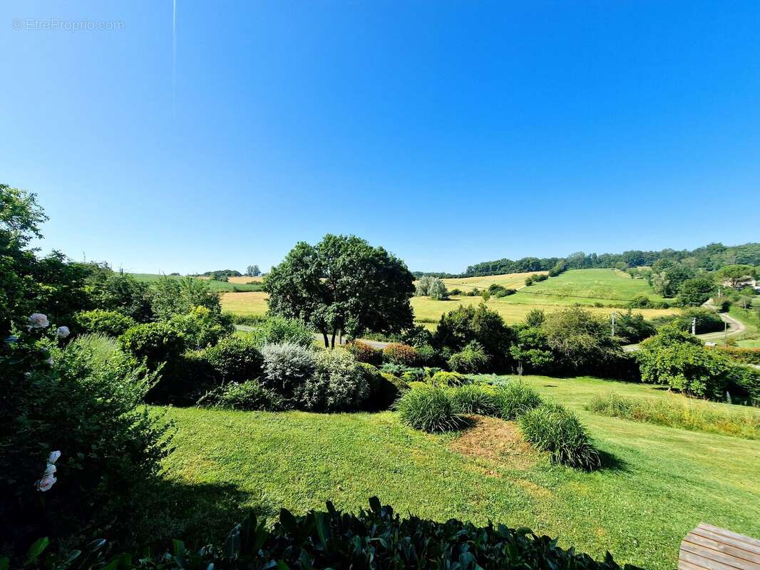 Élégante Propriété de Campagne avec Gîte et Annexe dans un Cadre Paisible - photo 2