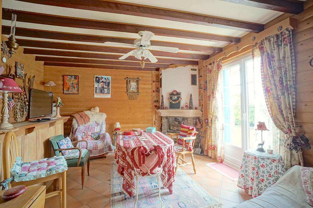 Maison à LA TOUR-DE-SALVAGNY