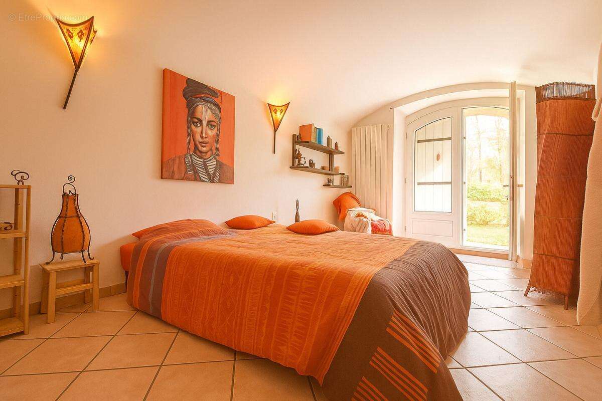 Maison à SAINT-VINCENT-DE-BARRES