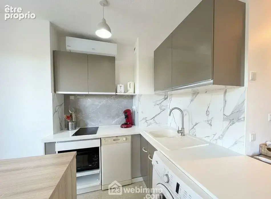 Cuisine entièrement équipée avec de nombreux rangements, lave-vaisselle et lave-linge.