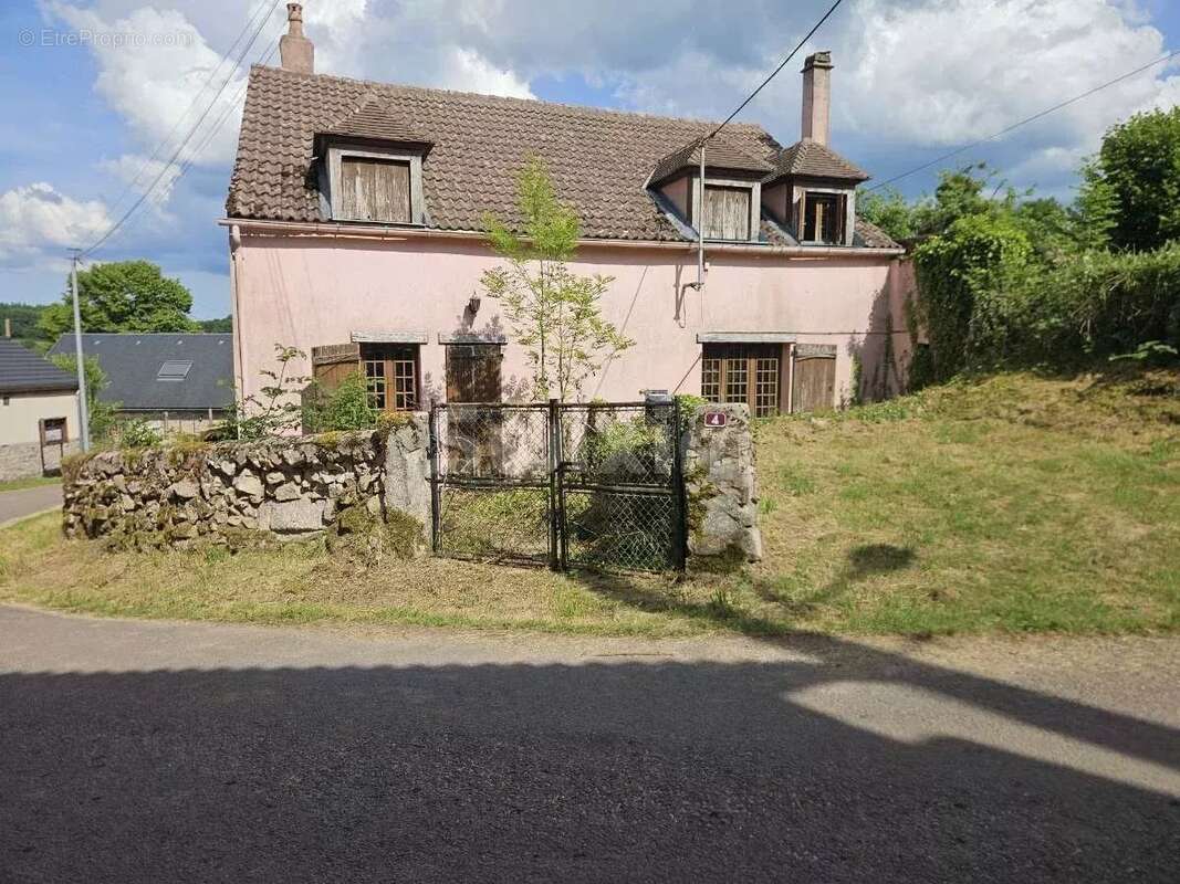 Maison à QUARRE-LES-TOMBES