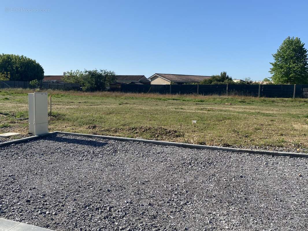 Terrain à AMBARES-ET-LAGRAVE