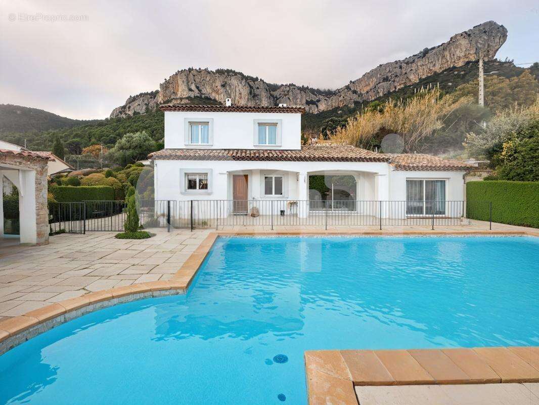 Maison à LE REVEST-LES-EAUX