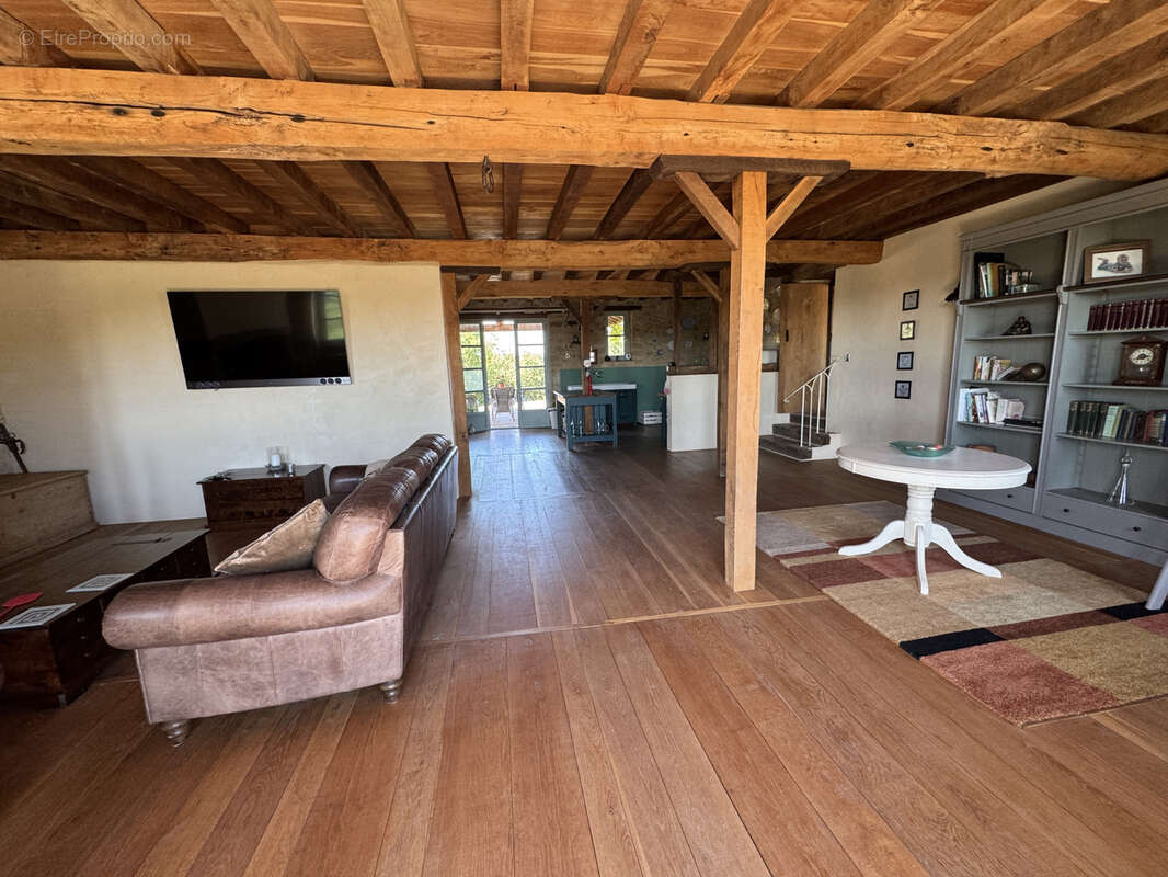 Maison Restaurée avec Goût, Gîte Indépendant, Piscine et Vue sur les Montagnes - photo 8