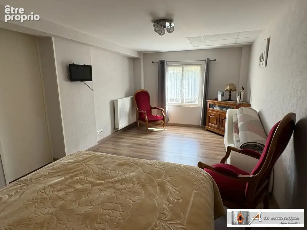 Maison 114 m² à Saint-Julien-La-Genete  - photo 8