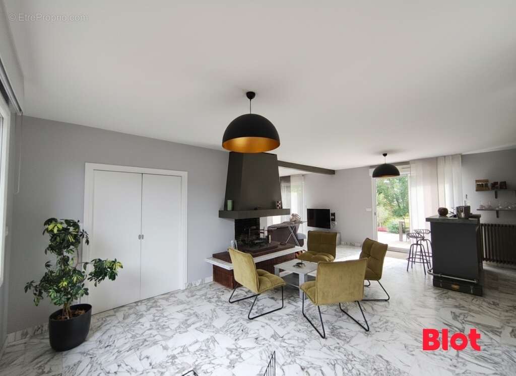 Maison à MONTREUIL-LE-GAST