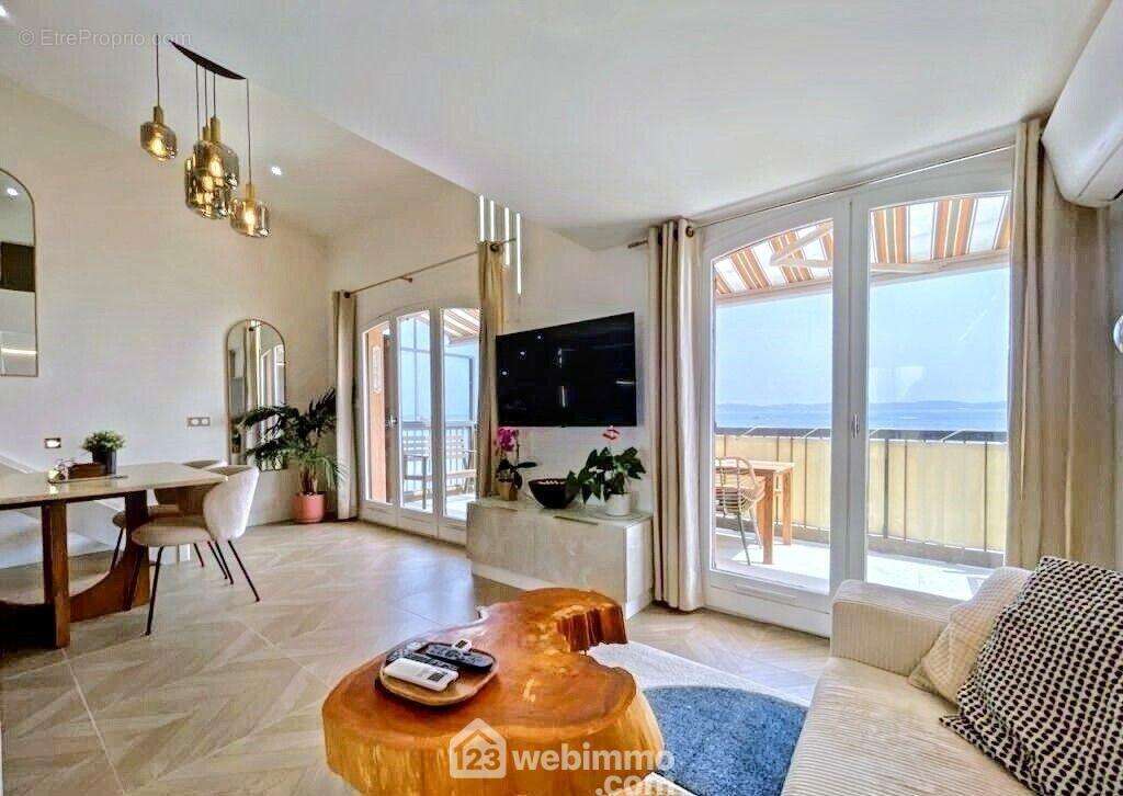 Lumineux séjour face à la mer, ouvrant sur une terrasse ensoleillée avec vue imprenable sur le golfe de Saint-Tropez. - Appartement à SAINTE-MAXIME