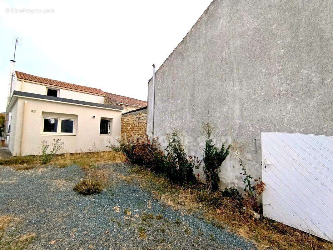 Maison de ville rénovée de 100 m² avec jardin de 600 m² et dépendance - photo 2