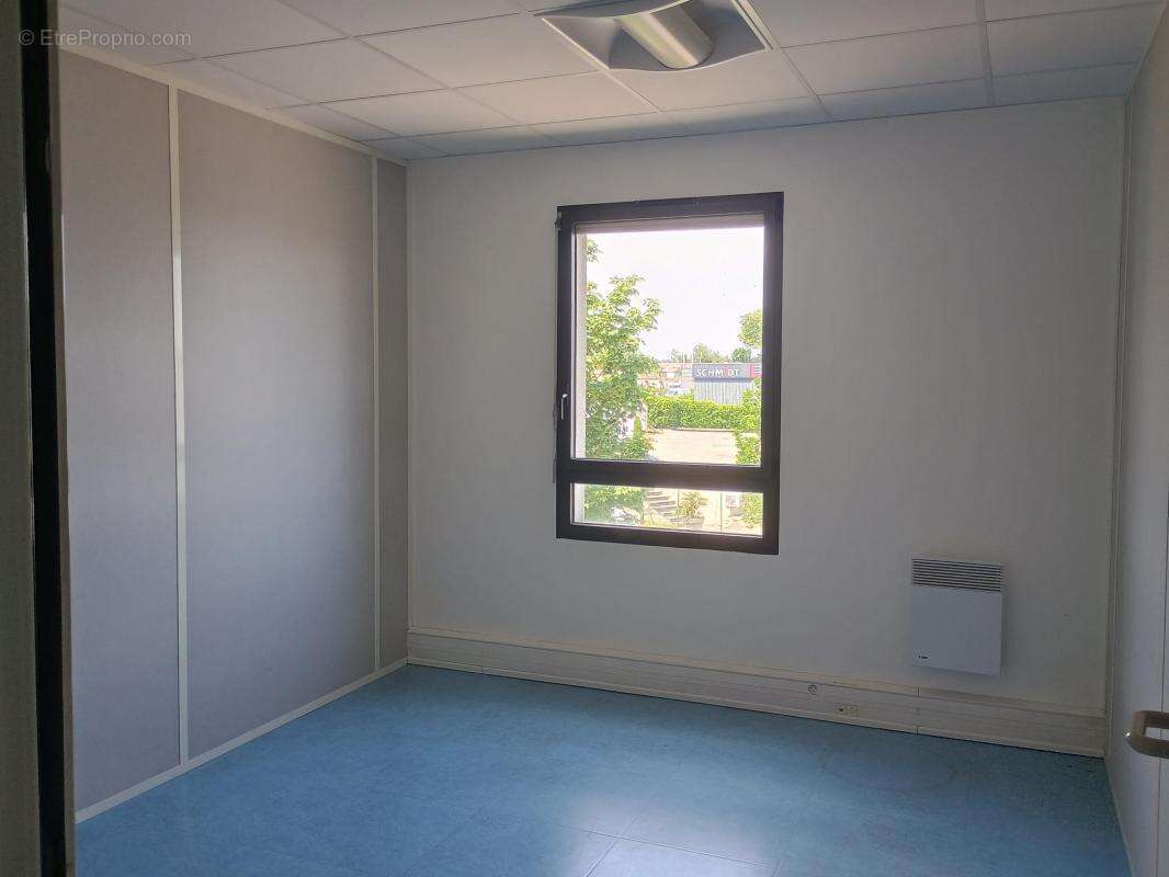 Commerce à PERONNAS