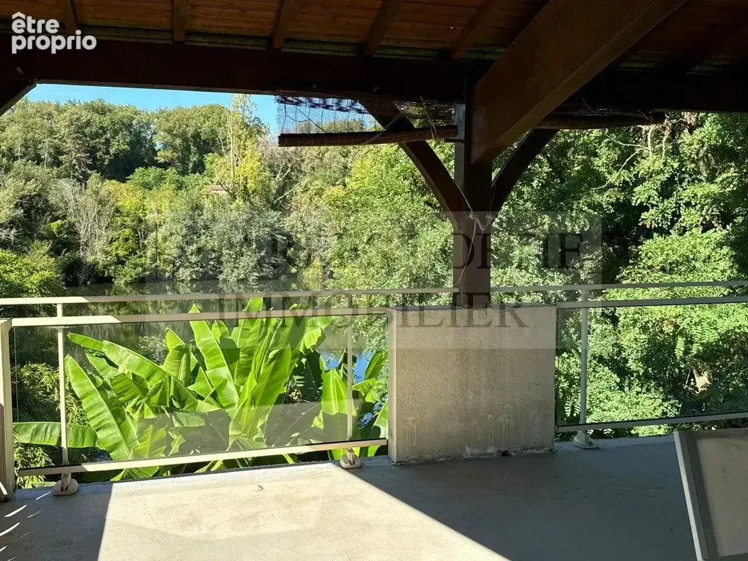 Maison familiale avec garage, piscine et accès à la rivière sur près de 7000 m² de terrain, proche de Prayssac. - photo 16