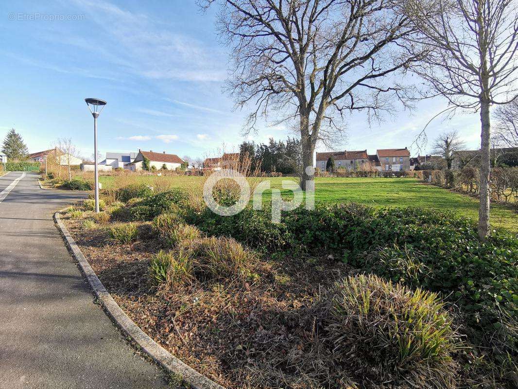 Terrain à DURDAT-LAREQUILLE