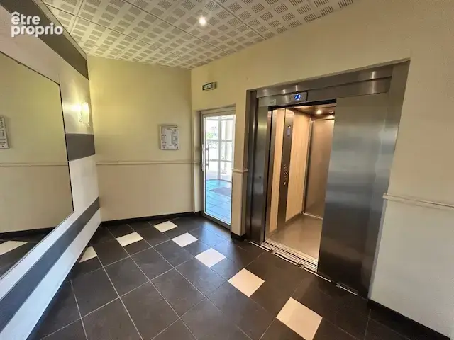 Bel appartement avec terrasse et parking - photo 9