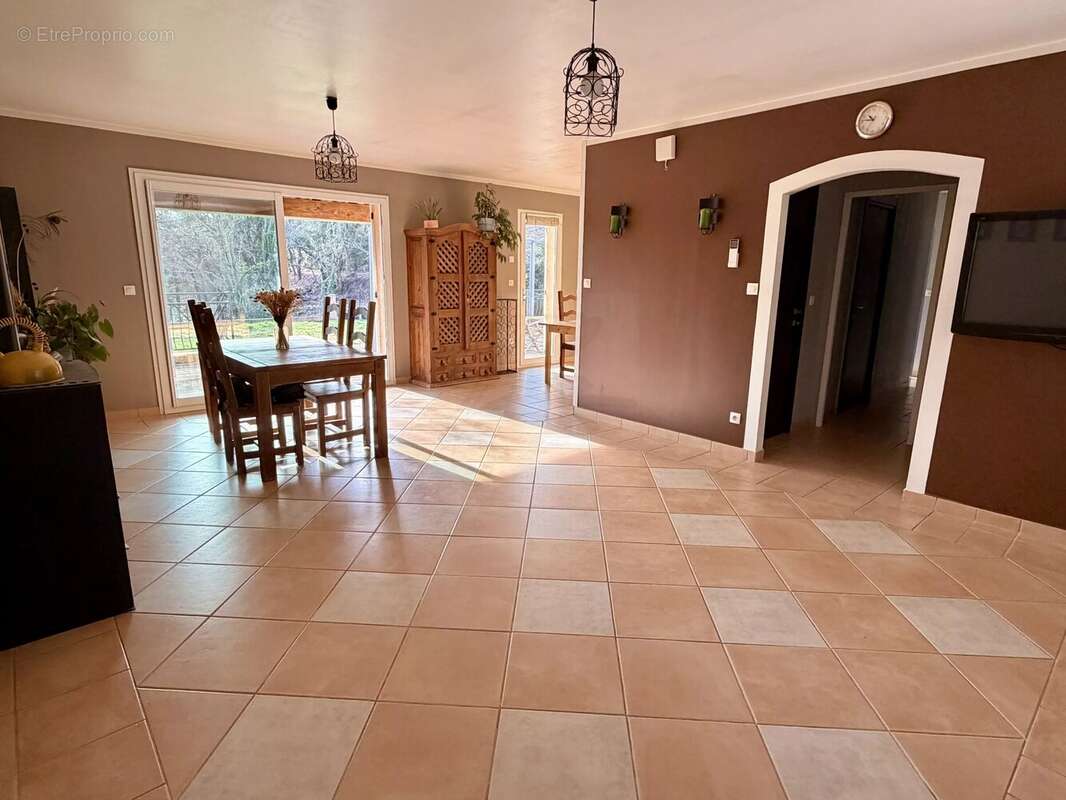 Maison à BAGNOLS-EN-FORET