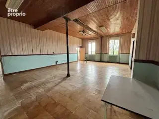 Superbe propriété située en plein centre de Saint-Patrice, offrant de beaux volumes et un fort potentiel. - photo 2
