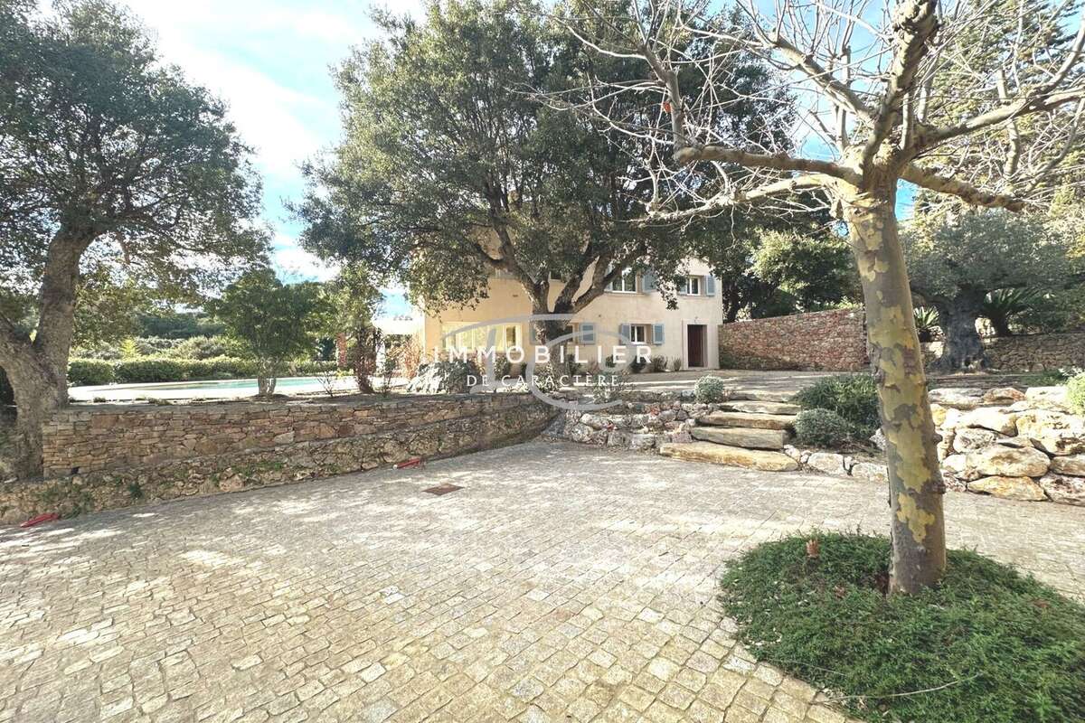 Maison 207 m² à La Croix-Valmer  - photo 2
