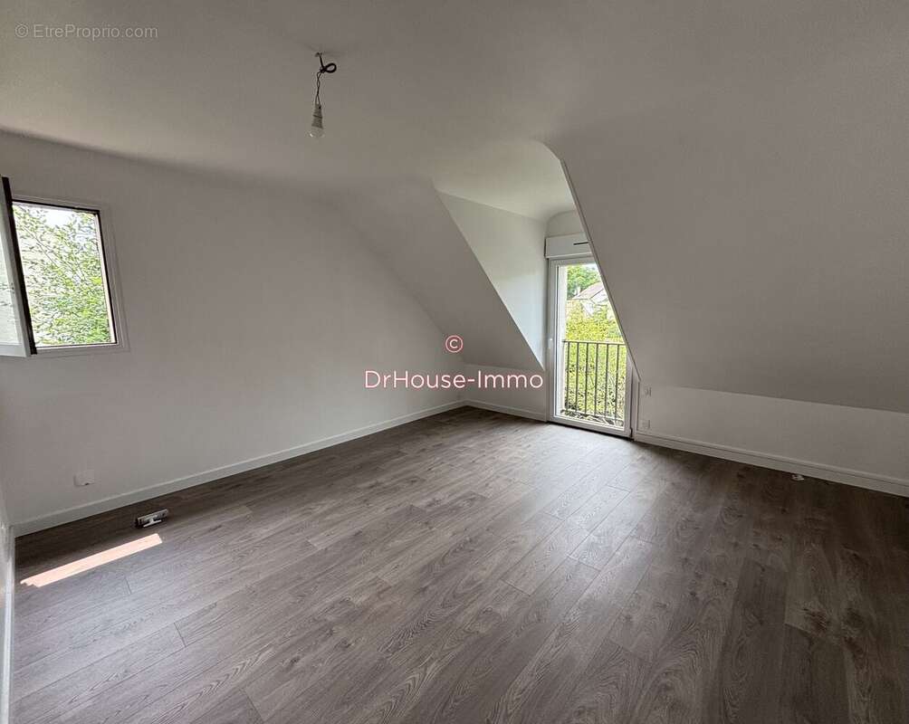 Maison à LE MESNIL-SAINT-DENIS