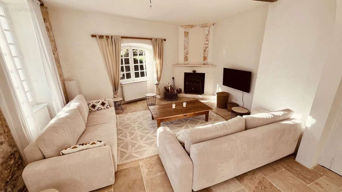 Maison à LA ROCHEBEAUCOURT-ET-ARGENTINE