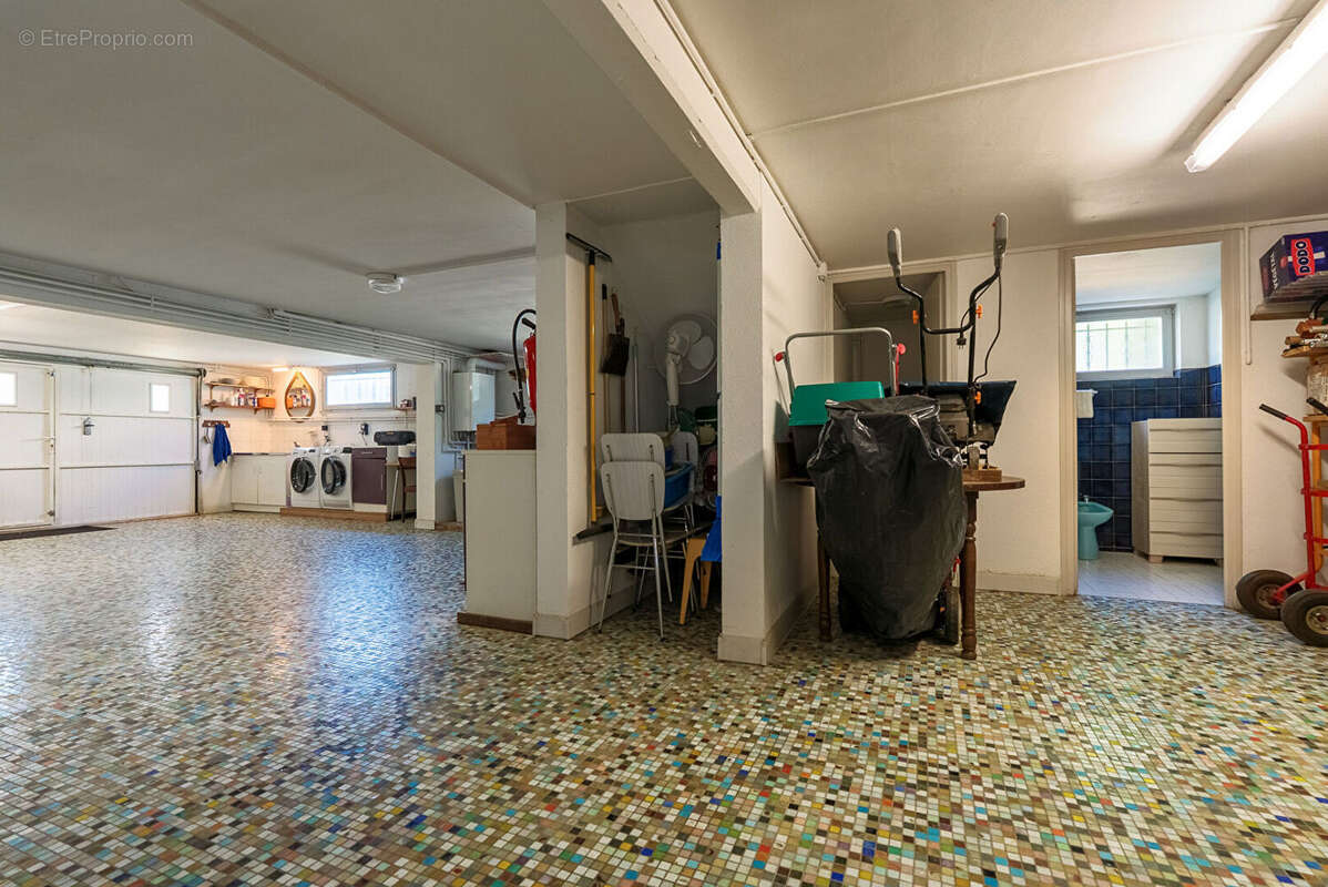 CARCASSONNE - TREBES - Villa T4 184m² (99m²) avec jardin, vaste sous-sol aménagé, garage, puits, PAC - photo 16