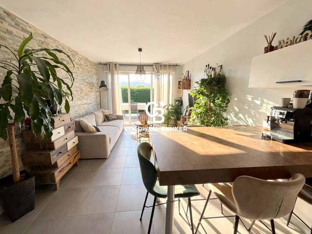 Appartement à PUGET-SUR-ARGENS