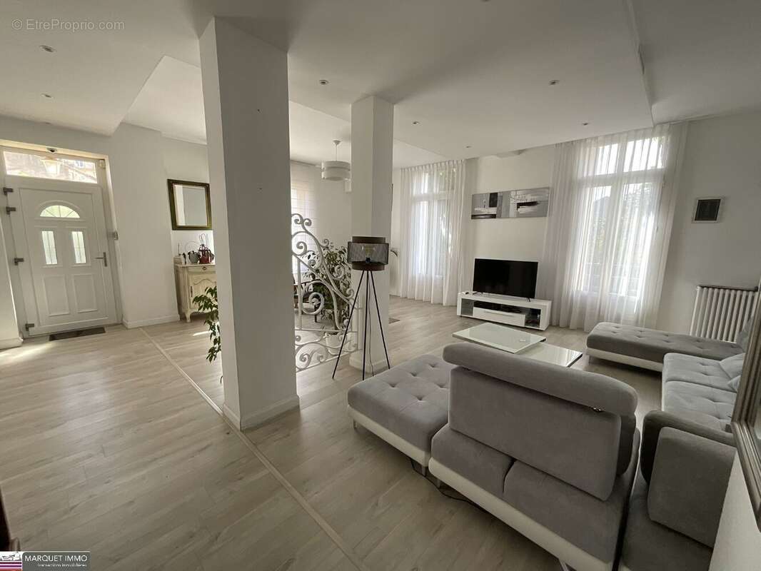 Séduisante maison de caractère T7 offrant 246 m² en 4 face sur 1 564 m² de terrain avec garage de 97 m², ascenseur, piscine - photo 8