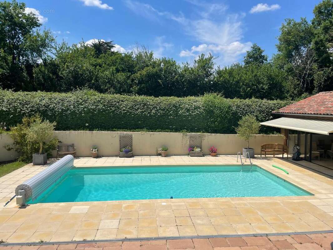 pool - Maison à VIC-FEZENSAC