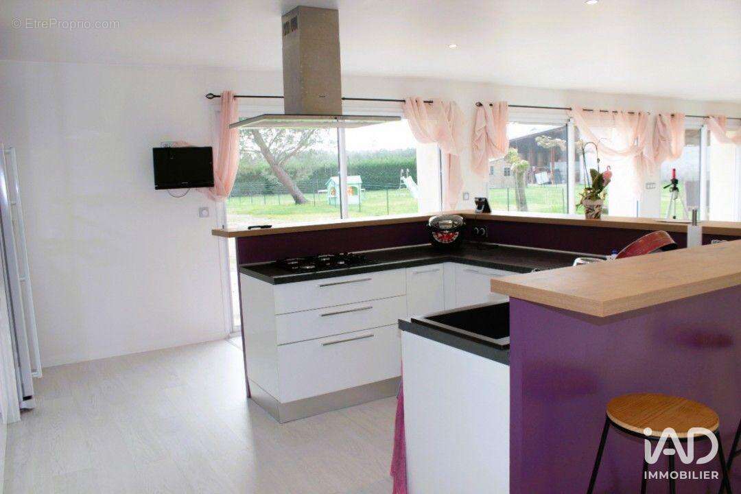Maison 226 m² à Donnezac  - photo 4