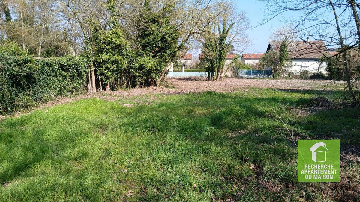 Terrain à PONT-DE-CHERUY