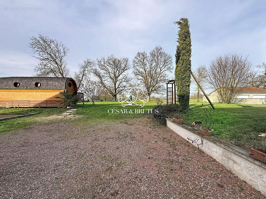 Maison à POUILLY-SOUS-CHARLIEU