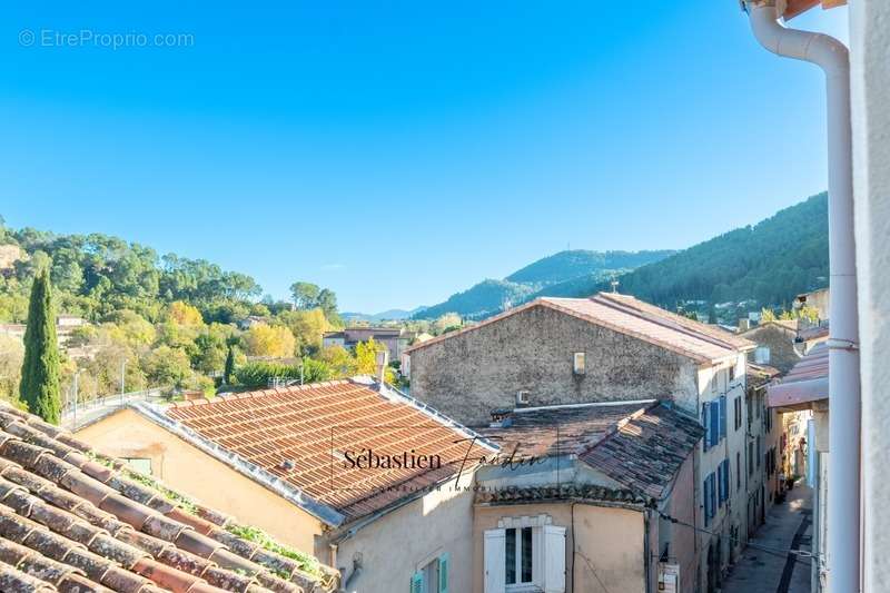 Appartement à SOLLIES-TOUCAS