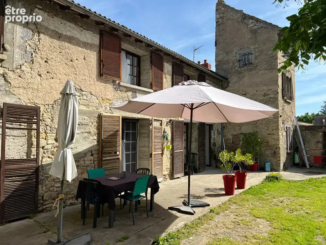 Corps de ferme avec grange et jardin clos -165 m² - Aubiat - Fort potentiel - photo 4