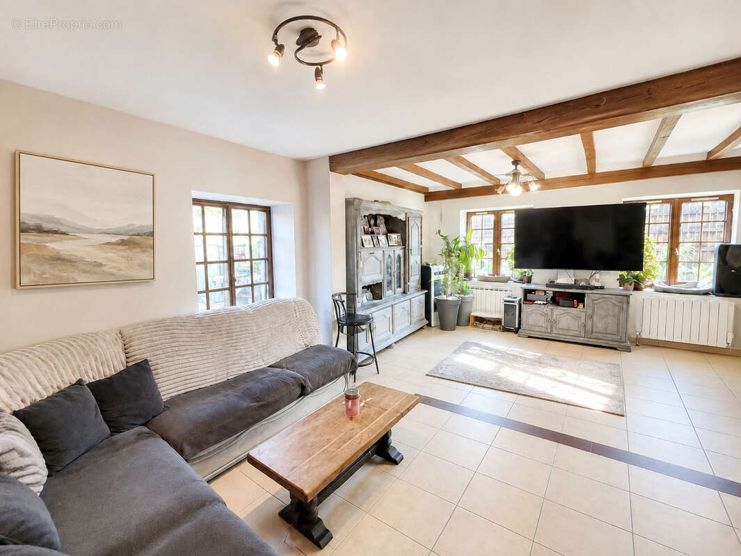 À seulement 8 minutes en voiture de TOURS, découvrez cette maison familiale aux volumes généreux et au cadre v - photo 3