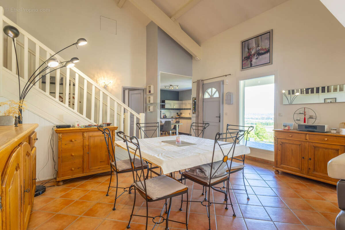 Maison à CHARMES-SUR-RHONE