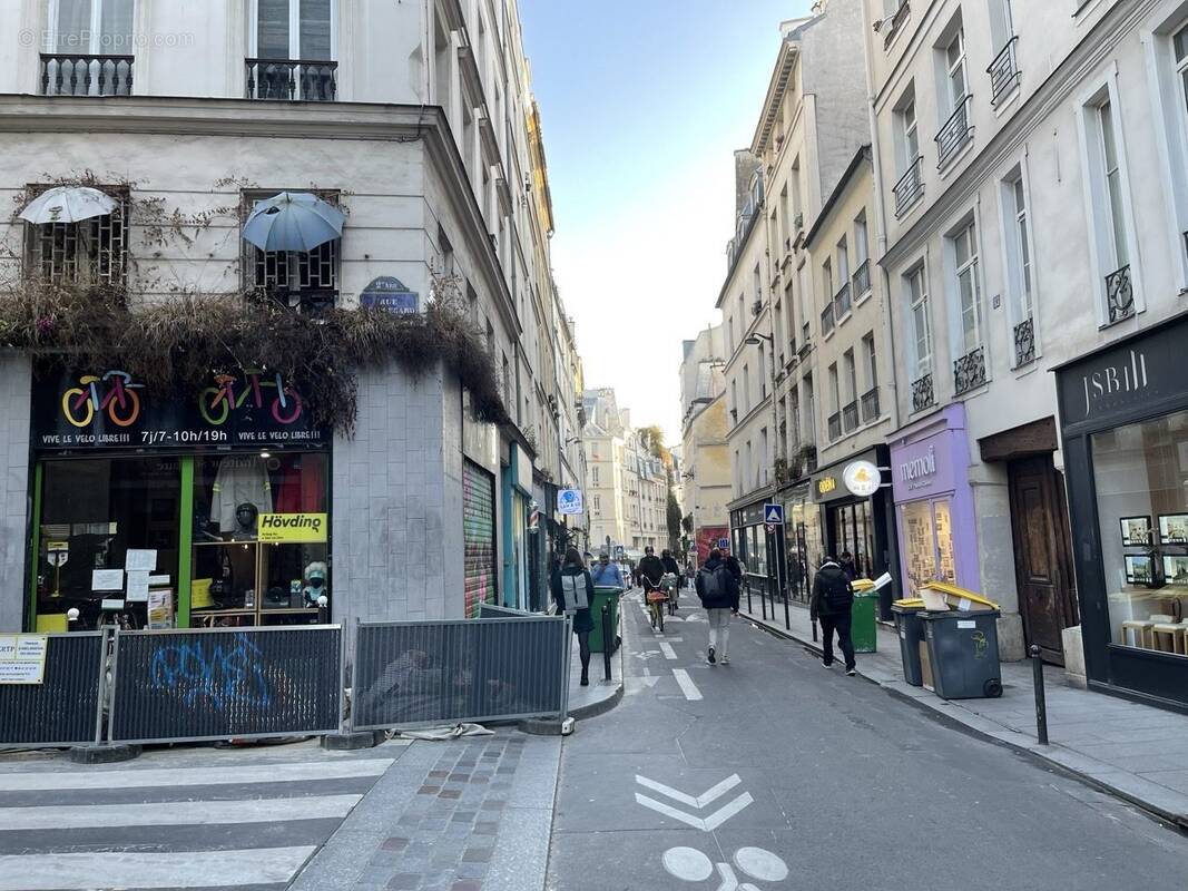 Autre à PARIS-2E