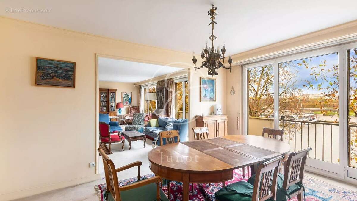 Appartement à PARIS-16E