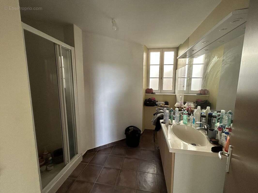 Bel Immeuble de Rapport au coeur du village d'Ayen Corrèze 4 locations - photo 10