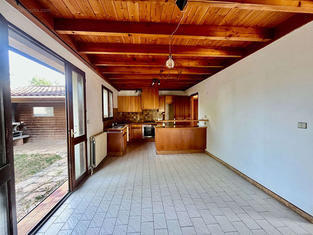 Secteur Villeneuve-sur-Lot, dans un quartier résidentiel, venez découvrir cette jolie maison d'architecte des années 80, avec vi - photo 4