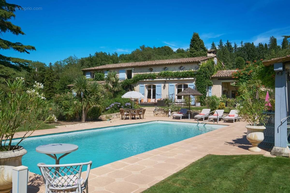 Maison à CHATEAUNEUF-GRASSE