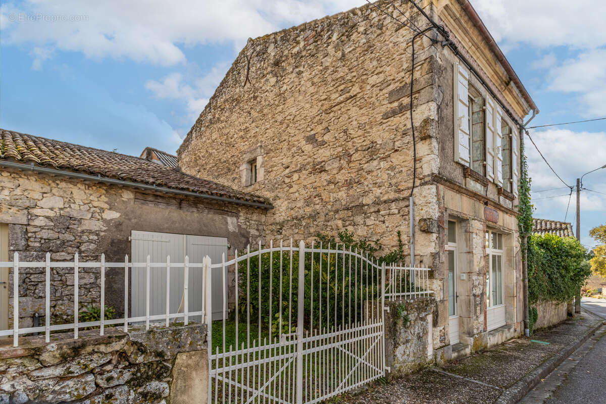 Maison de village avec jardin et garage - photo 3