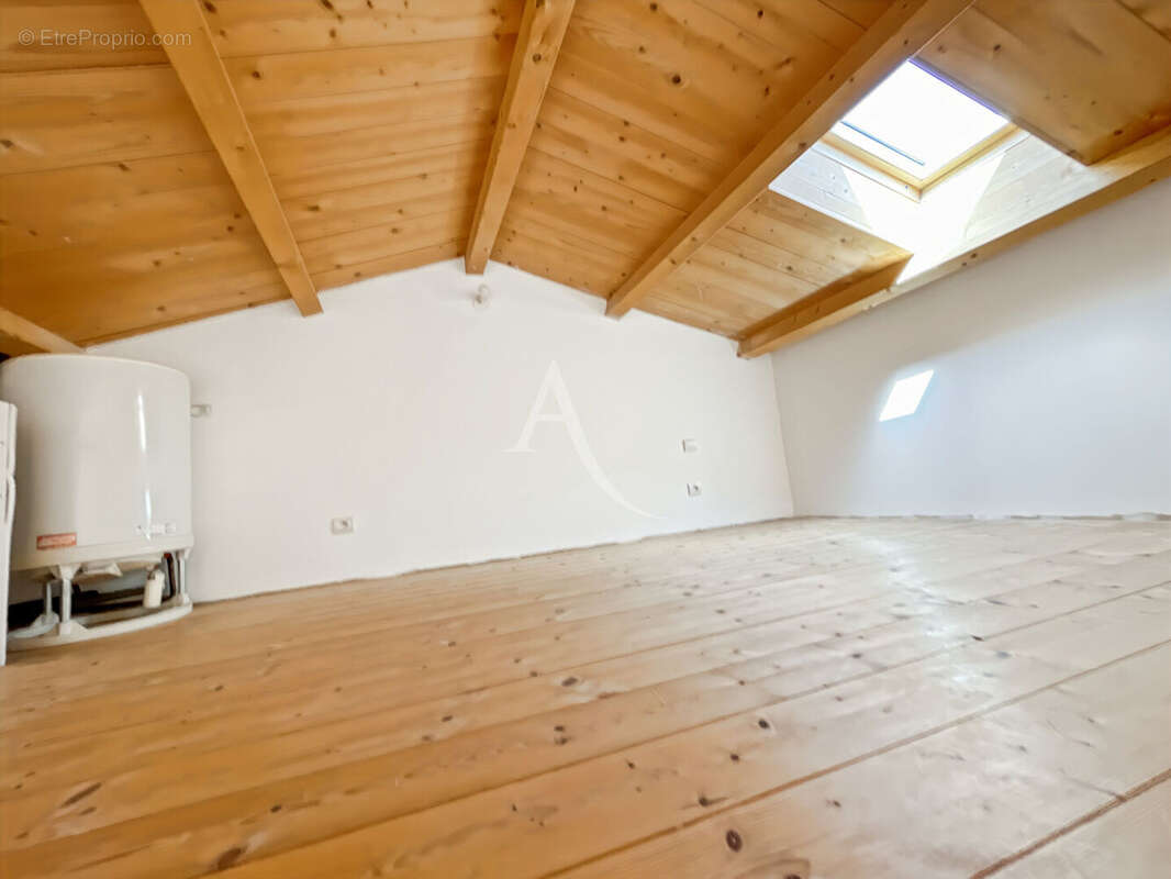 Ensemble immobilier avec local commercial en RDJ et T2 mezzanine à l'étage - photo 11