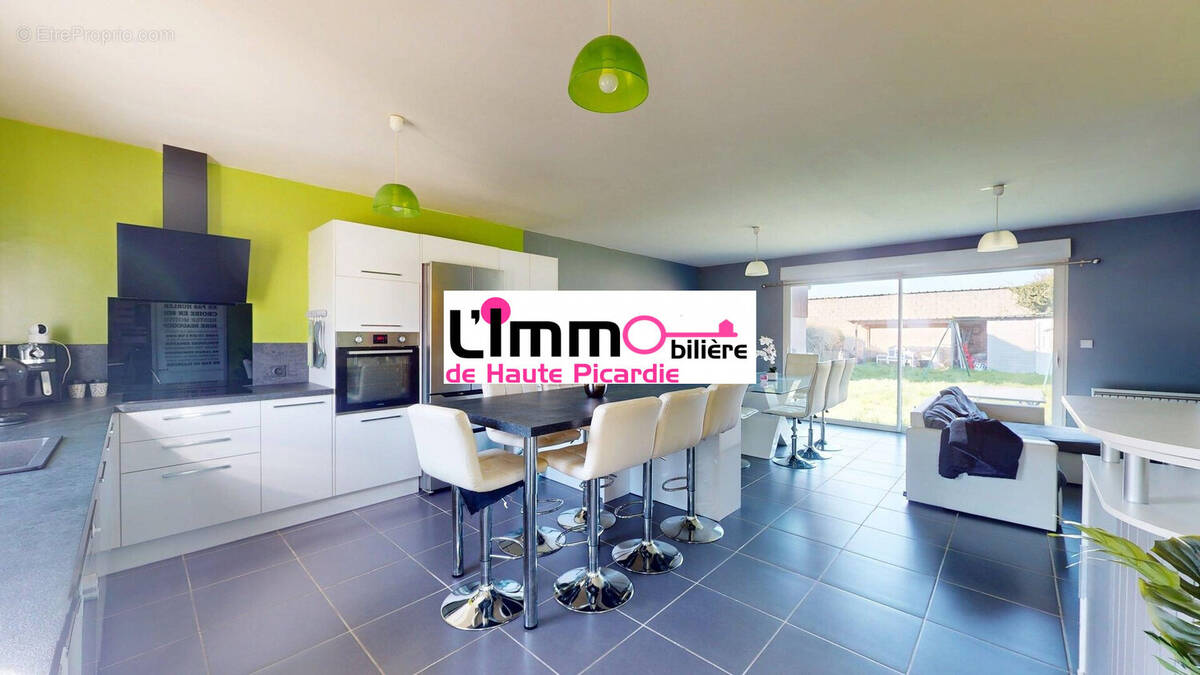 Cuisine ouverte aménagée et équipée - Maison à DOMPIERRE-BECQUINCOURT