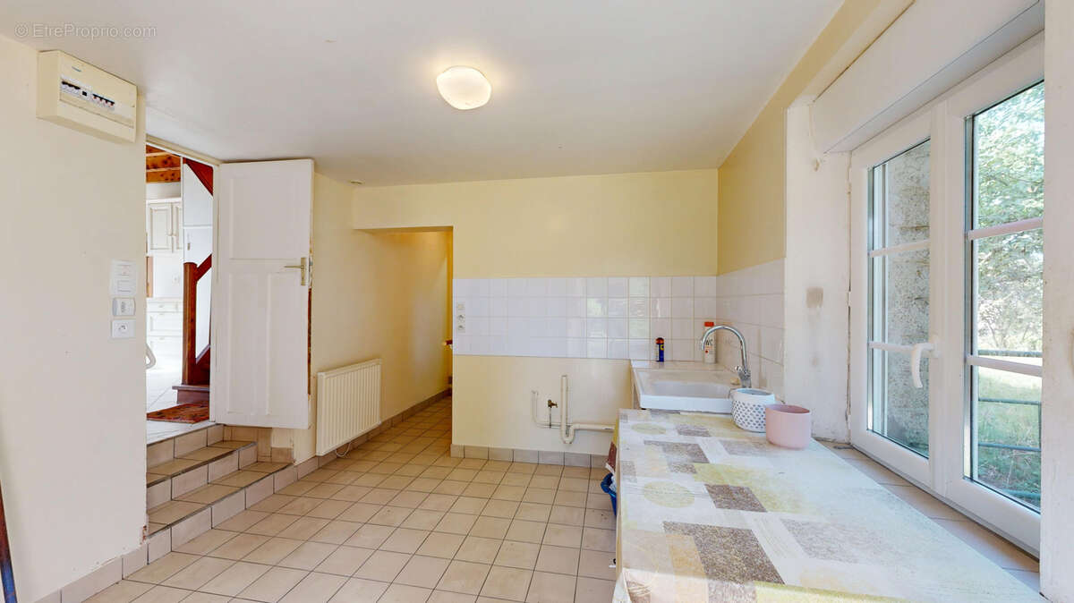 Ensemble immobilier avec habitation, dépendances sur terrain d'environ 9300m2. - photo 11