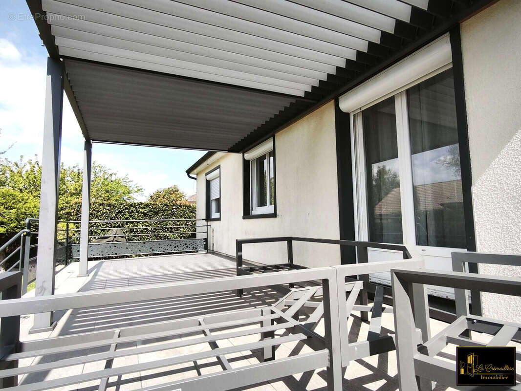 Terrasse avec pergola - Maison à CORBREUSE