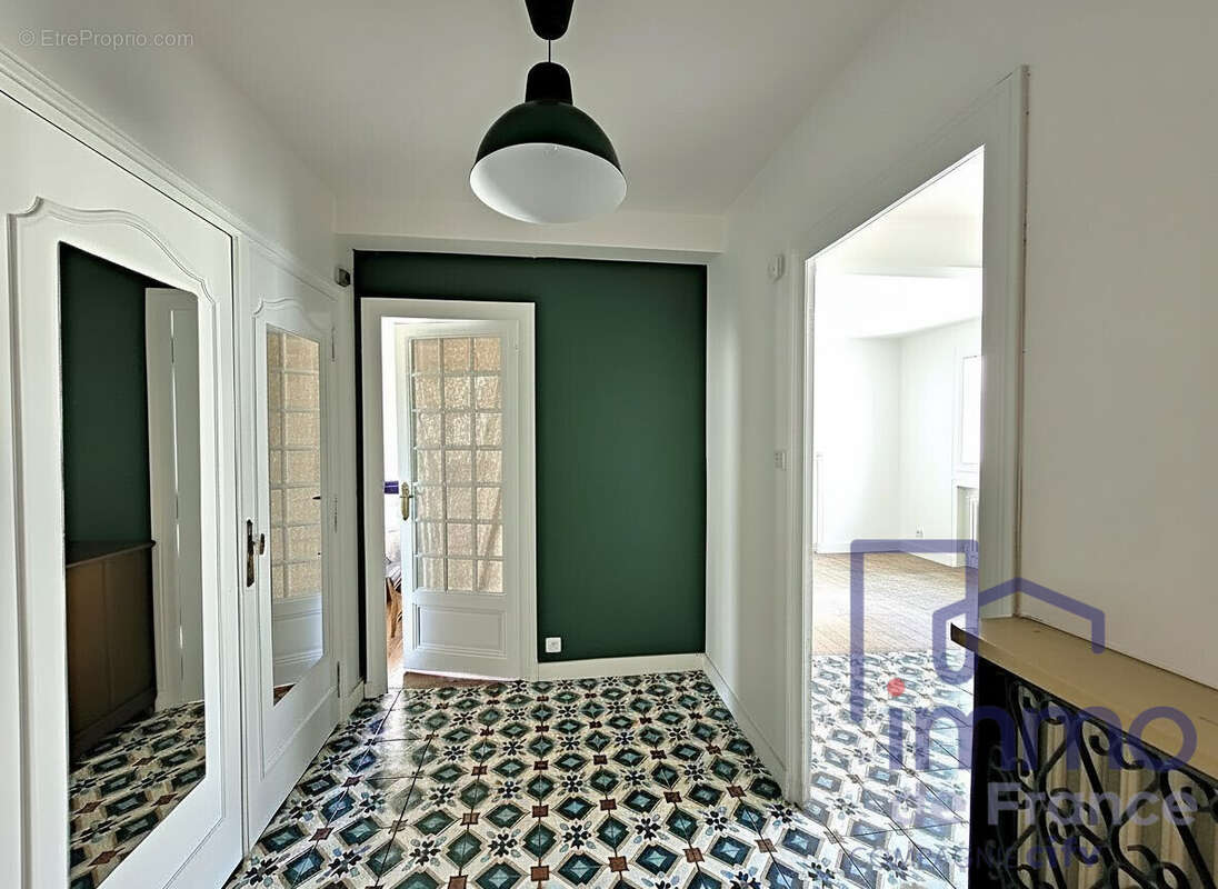 hall d'entrée avec placards rangements + accès a la 1ere chambre en face et a droite entrée dans la cuisine et le salon  - Appartement à SAINT-ETIENNE